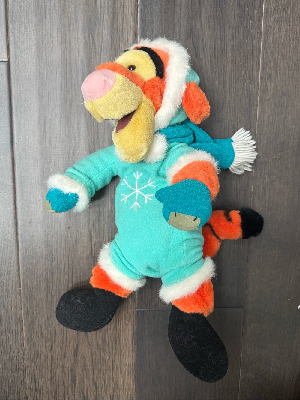 2000s Disney World exclusive Tigger winter holiday plush stuffy